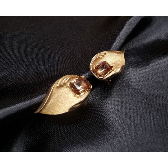 Rare Find Vintage TRIFARI Gold-Tone Leaf Clip-On Earrings W/ Amber Rhinestones - Picture 3 of 5